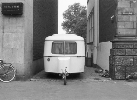 Michael Asher, Westfälisches Landesmuseum für Kunst und Kulturgeschichte, Münster, West Germany, “Skulptur Ausstellung in Münster 1977,” July 03 – November 13, 1977, trailer in various locations. Parking position, 1st week, July 04 – 11, Siegelkammer and Pferdegasse. Photograph by LWL / Rudolf Wakonigg. © Michael Asher Foundation