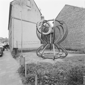 Installationsansicht 1987 © Courtesy Richard Deacon. Foto: LWL / Rudolf Wakonigg