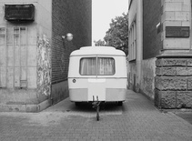 Michael Asher, LWL-Landesmuseum für Kunst und Kulturgeschichte, Münster, Germany, “skulptur projekte münster 07,” June 17 – September 30, 2007, trailer in various locations. Parking position, 1st week, June 16 – 24, Siegelkammer and Pferdegasse. Photograph by LWL / Roman Mensing, www.artdoc.de. © Michael Asher Foundation