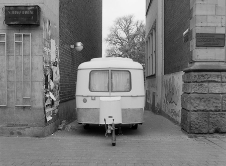 Michael Asher, Westfälisches Landesmuseum für Kunst und Kulturgeschichte, Münster, Germany, “Skulptur. Projekte in Münster 1997,” June 22 – September 28, 1997, trailer in various locations. Parking position, 1st week, June 23 – 30, Siegelkammer and Pferdegasse. Photograph by LWL / Roman Mensing, www.artdoc.de. © Michael Asher Foundation