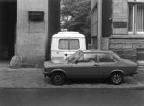 Michael Asher, Westfälisches Landesmuseum für Kunst und Kulturgeschichte, Münster, Westdeutschland, „Skulptur Projekte in Münster 1987“, 14. Juni – 04. Oktober, 1987, Wohnwagen an verschiedenen Standorten. Parkposition der 1. Woche, 08. – 15. Juni, Siegelkammer und Pferdegasse. Foto: LWL / Rudolf Wakonigg. © Michael Asher Foundation